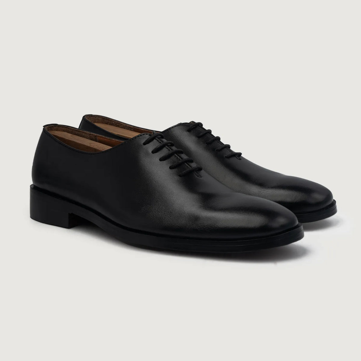 Director Wholecut Negro Zapatos de cuero para Hombre For Men in White Full-Grain Leather - Vista frontal y silueta entallada | Comprar online