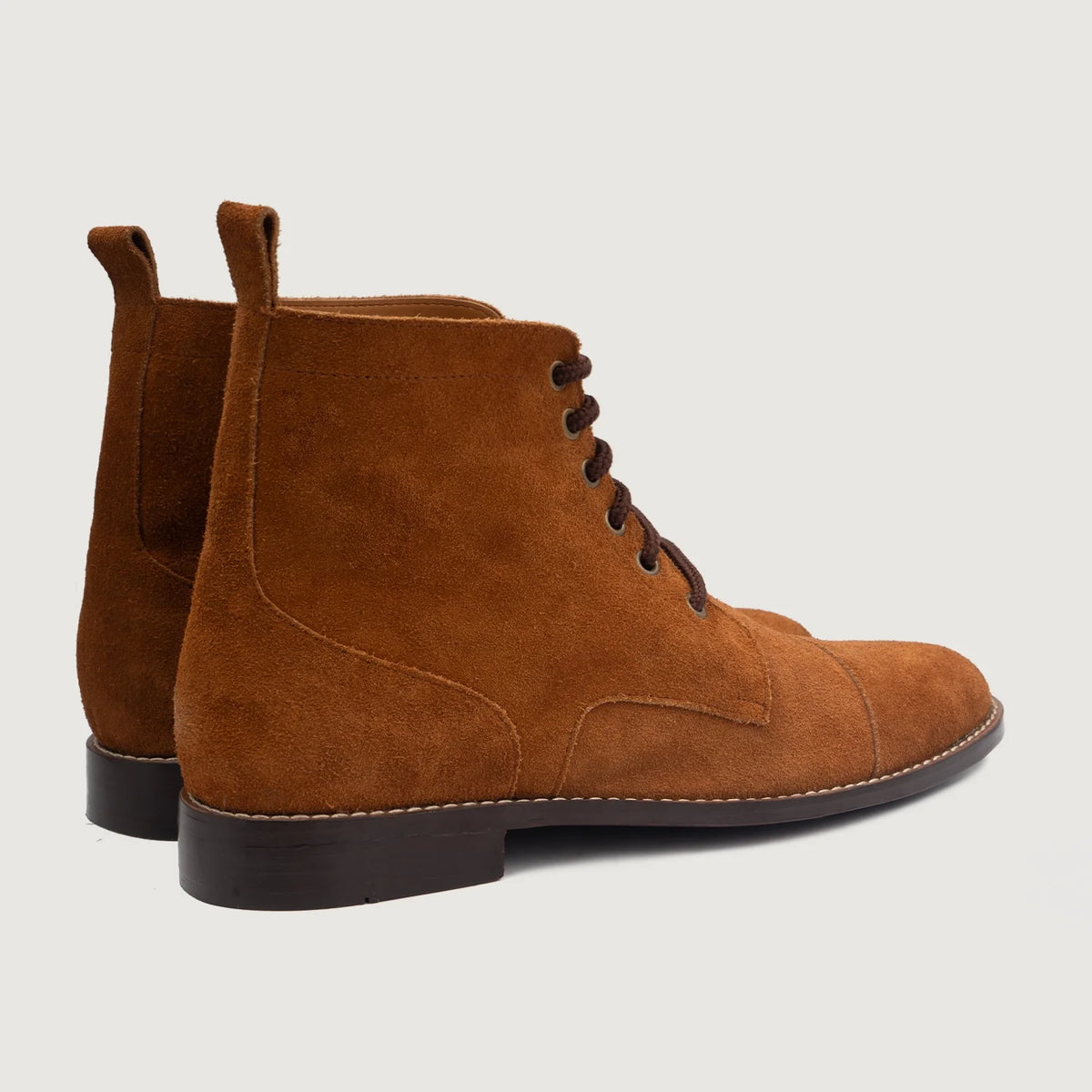 Knight Derby Marrón Suede Botas de cuero para Hombre - Contrafuerte de talón reforzado y doble costura de precisión