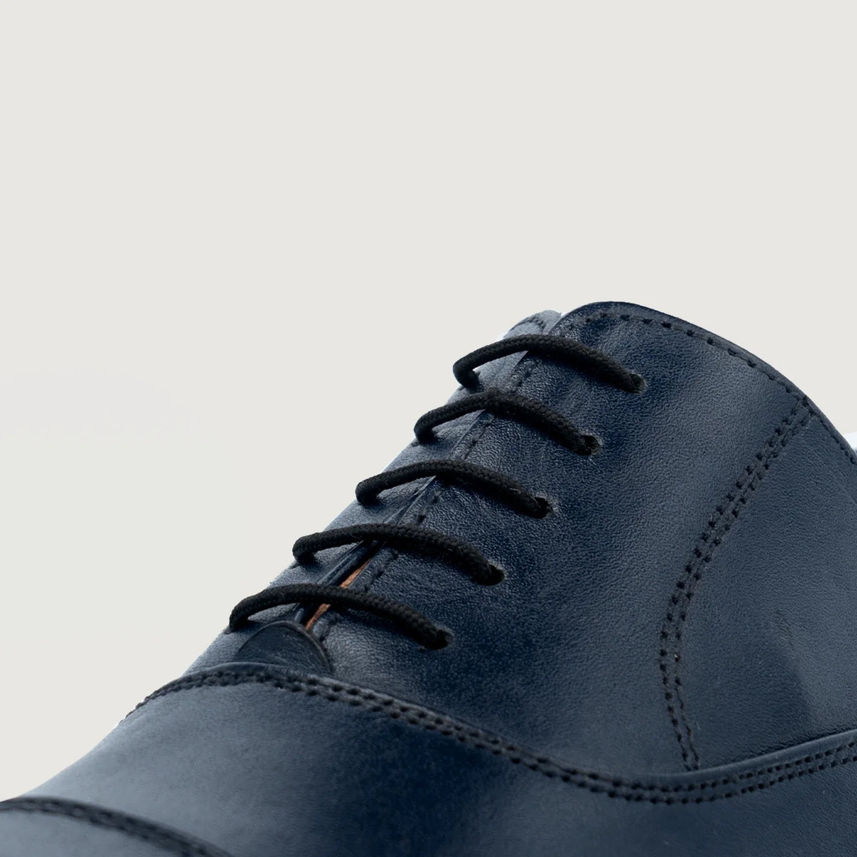 High-Traction Rubber Outsole & Lug Tread Pattern on Professor Oxford Midnight Azul Zapatos de cuero para Hombre For Men