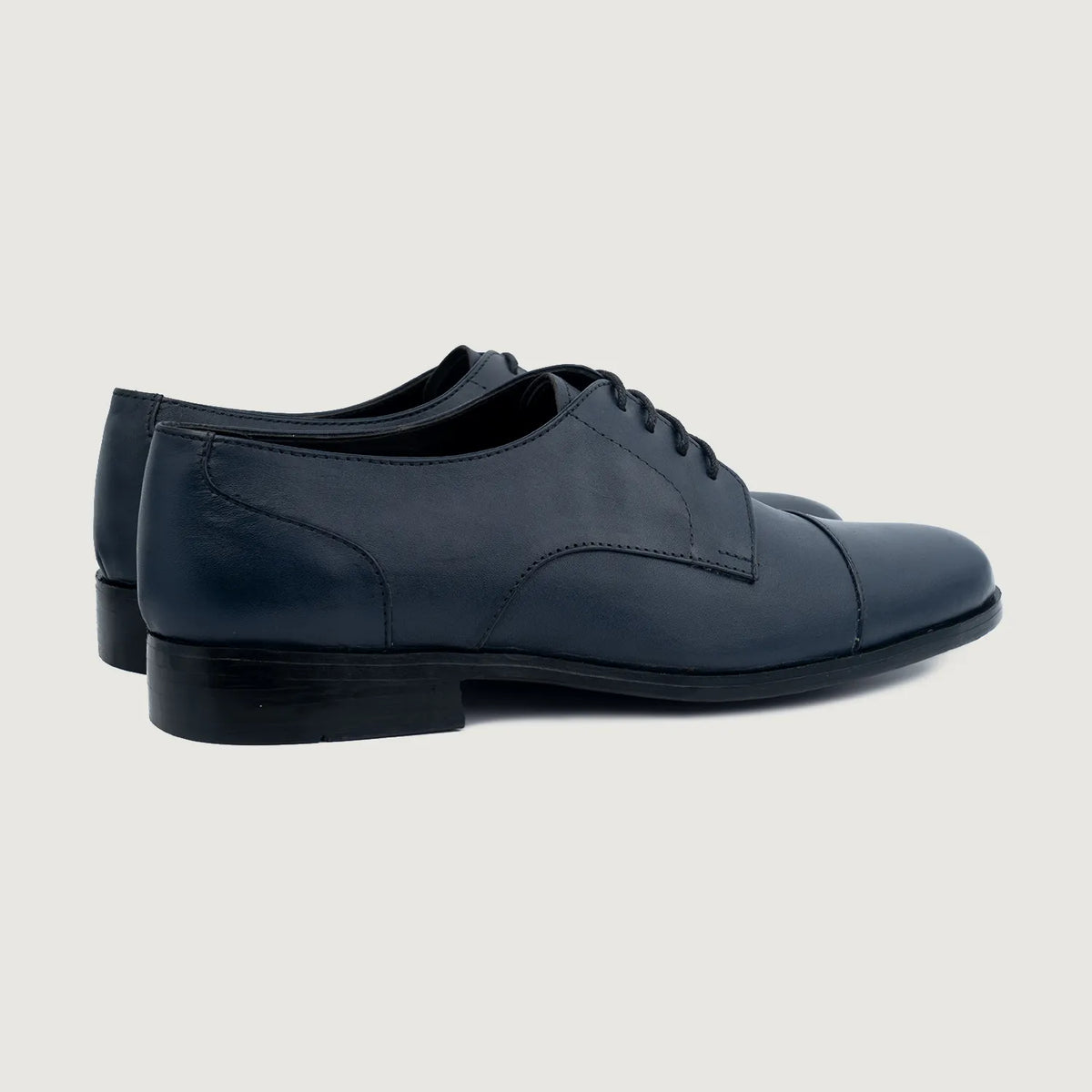 High-Traction Rubber Outsole & Lug Tread Pattern on Attorney Derby Midnight Azul Zapatos de cuero para Hombre For Men