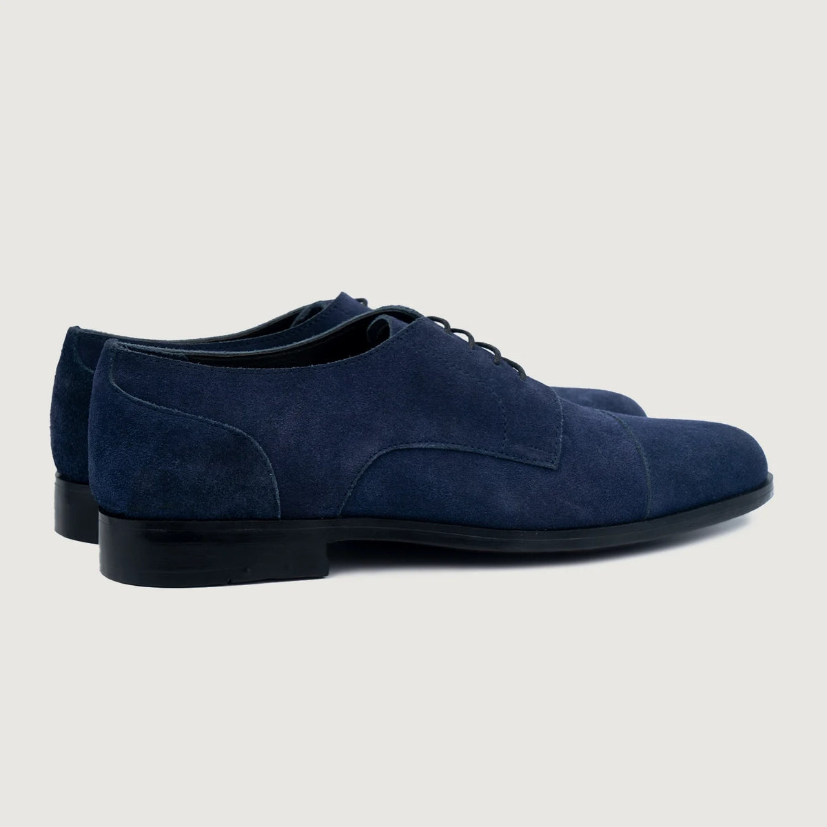 High-Traction Rubber Outsole & Lug Tread Pattern on Attorney Derby Midnight Azul Suede Zapatos de cuero para Hombre For Men
