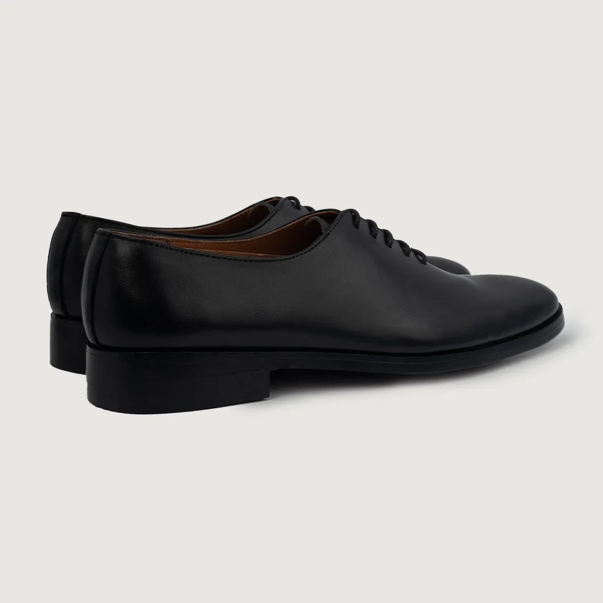 Vista de detalle of Classic Collar & Heavy-Duty Zipper Hardware on Director Wholecut Negro Zapatos de cuero para Hombre For Men