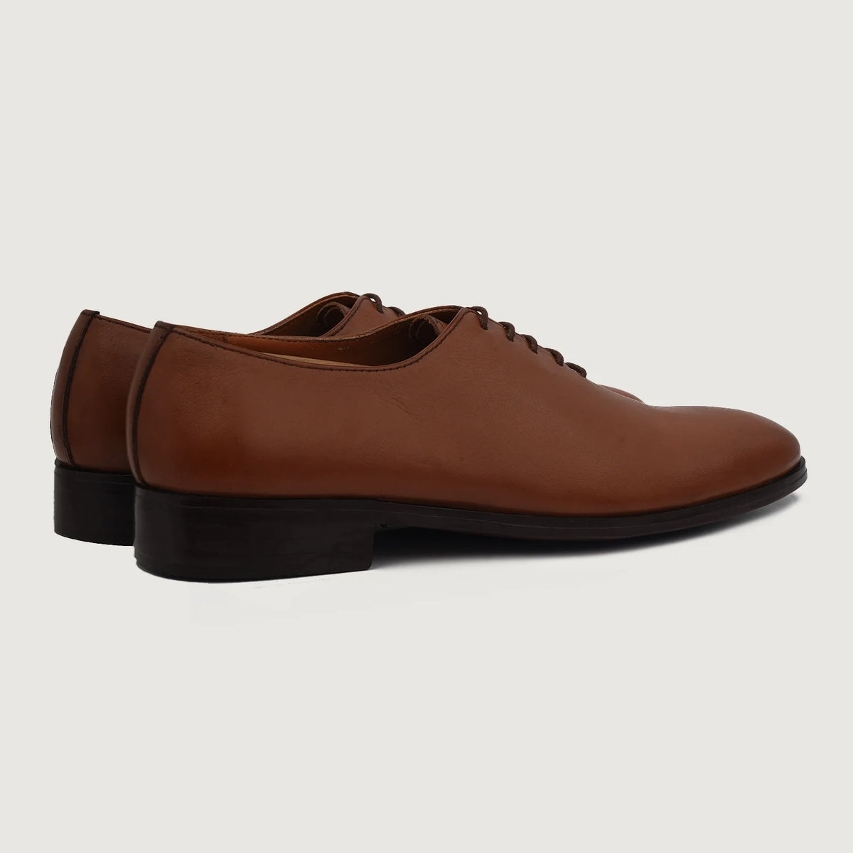 Vista de detalle of Classic Collar & Heavy-Duty Zipper Hardware on Director Wholecut Tostado Zapatos de cuero para Hombre