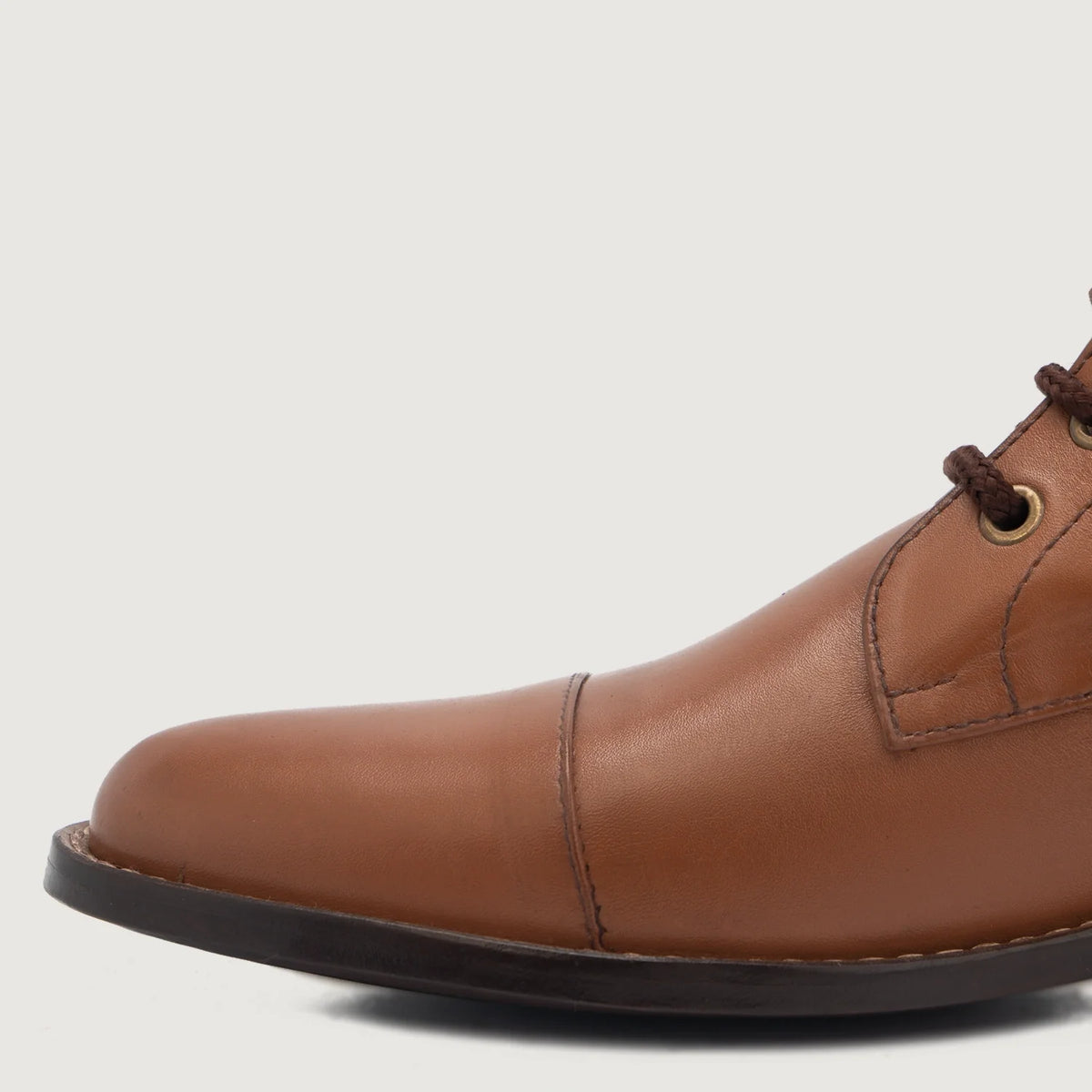 High-Traction Rubber Outsole & Lug Tread Pattern on Knight Derby Tostado Botas de cuero para Hombre For Men