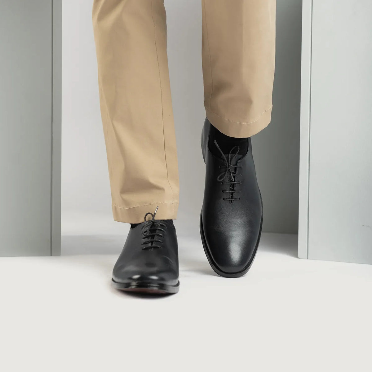 Tailored Rib Cuffs & Hem Craftsmanship Construction Detail on Director Wholecut Negro Zapatos de cuero para Hombre For Men