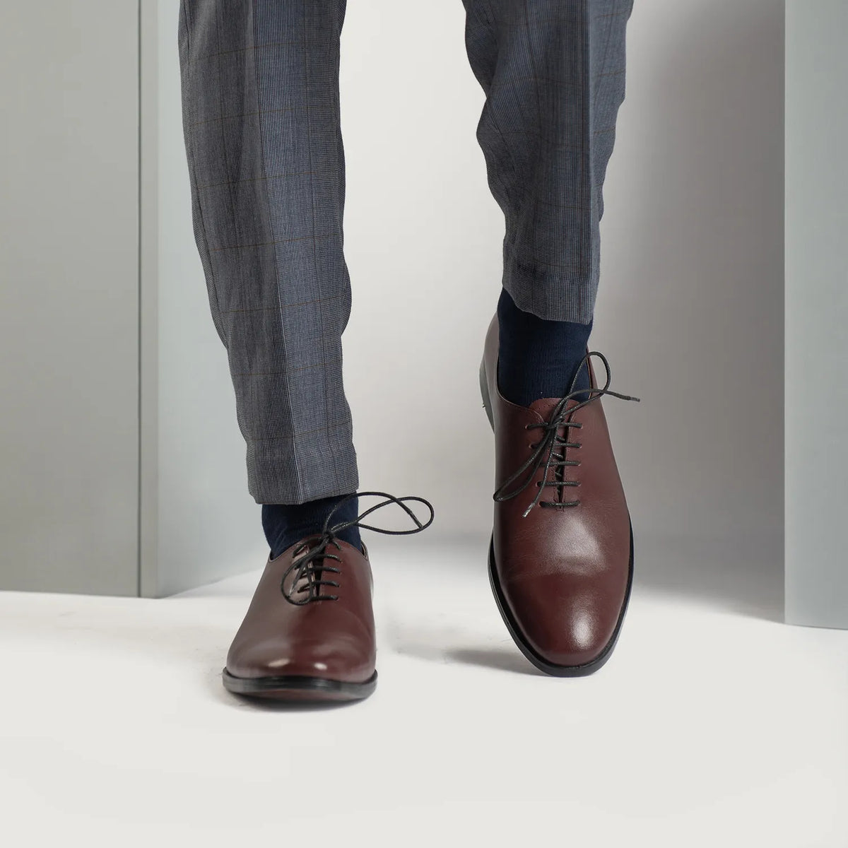 Tailored Rib Cuffs & Hem Craftsmanship Construction Detail on Director Wholecut Granate Zapatos de cuero para Hombre For Men