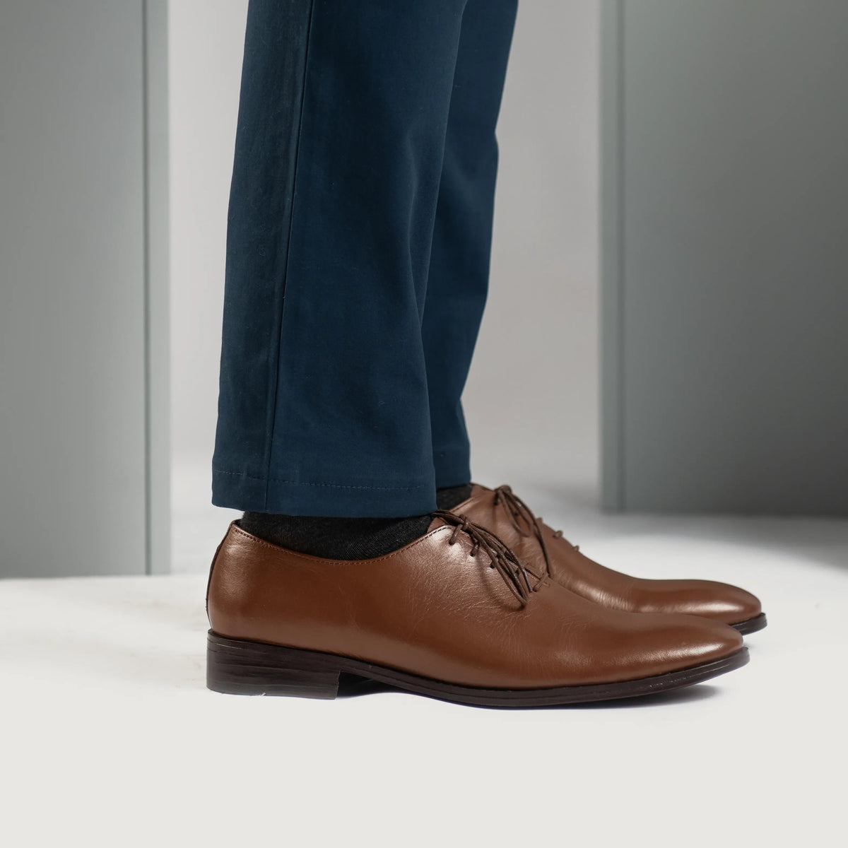Tailored Rib Cuffs & Hem Craftsmanship Construction Detail on Director Wholecut Tostado Zapatos de cuero para Hombre