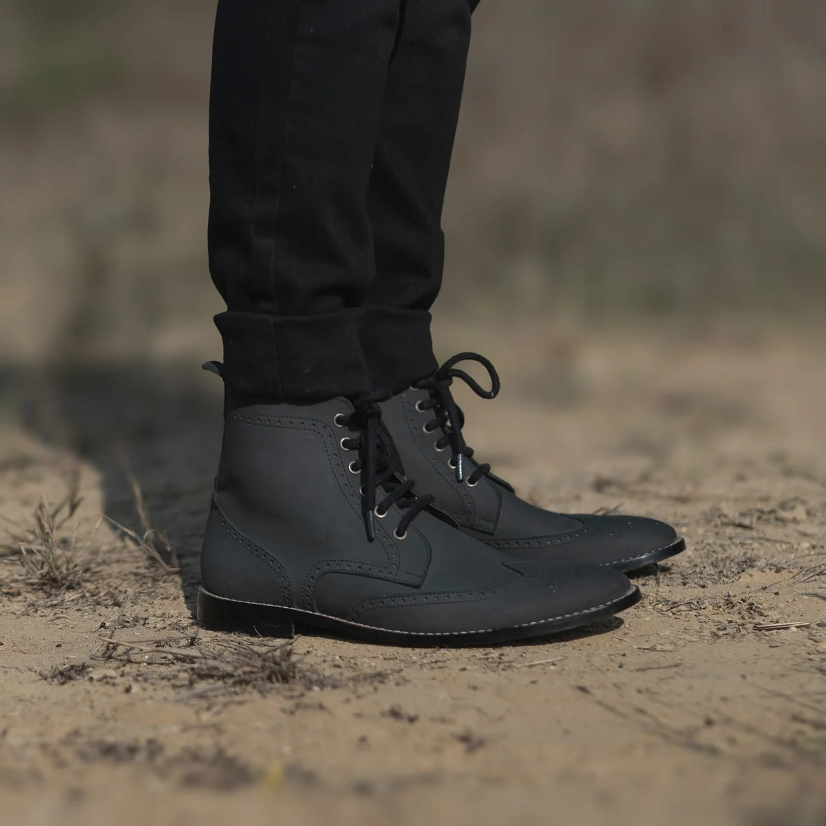 Perspectiva del modelo vistiendo Duster Brogues Derby Negro Nubuck Botas de cuero para Hombre For Men en modelo con caída natural bajo luz de día