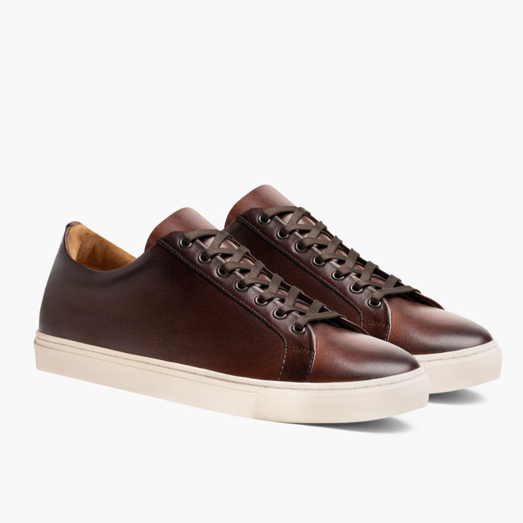 Premier Low Top Coffee Zapatillas de cuero para Hombre For Men in Classic Full-Grain Leather - Vista de perfil | Comprar online