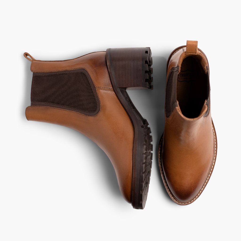 High-Traction Rubber Outsole & Lug Tread Pattern on Knockout Toffee Botas de cuero para Mujer