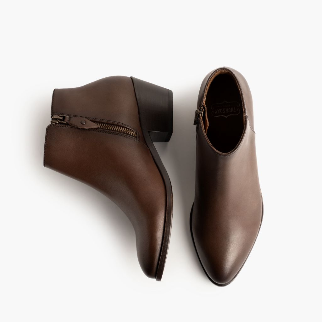 High-Traction Rubber Outsole & Lug Tread Pattern on Downtown Amaretto Botas de cuero para Mujer