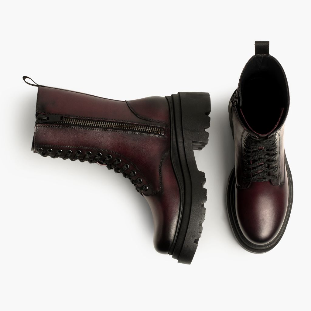 High-Traction Rubber Outsole & Lug Tread Pattern on Fatale Negro Cherry Botas de cuero para Mujer