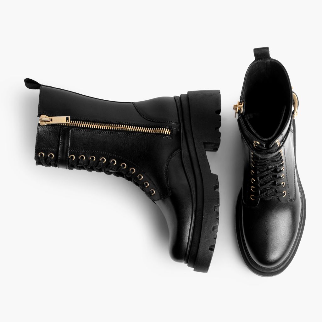 High-Traction Rubber Outsole & Lug Tread Pattern on Fatale Negro & Gold Botas de cuero para Mujer