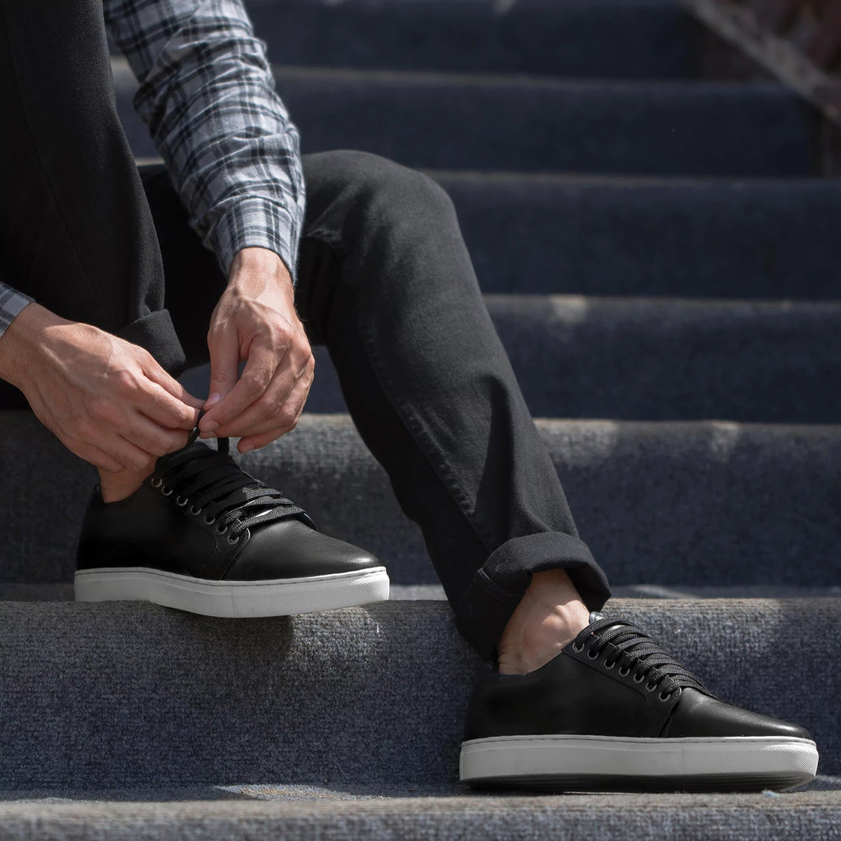 High-Traction Rubber Outsole & Lug Tread Pattern on Murphy Low Top Negro Zapatillas de cuero para Hombre