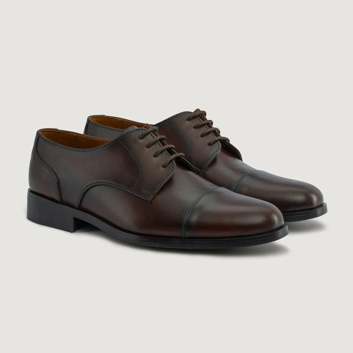 Attorney Derby Brown Leather Shoes For Men in Burnished Brown Full-Grain Leather - Vista de perfil | Comprar online