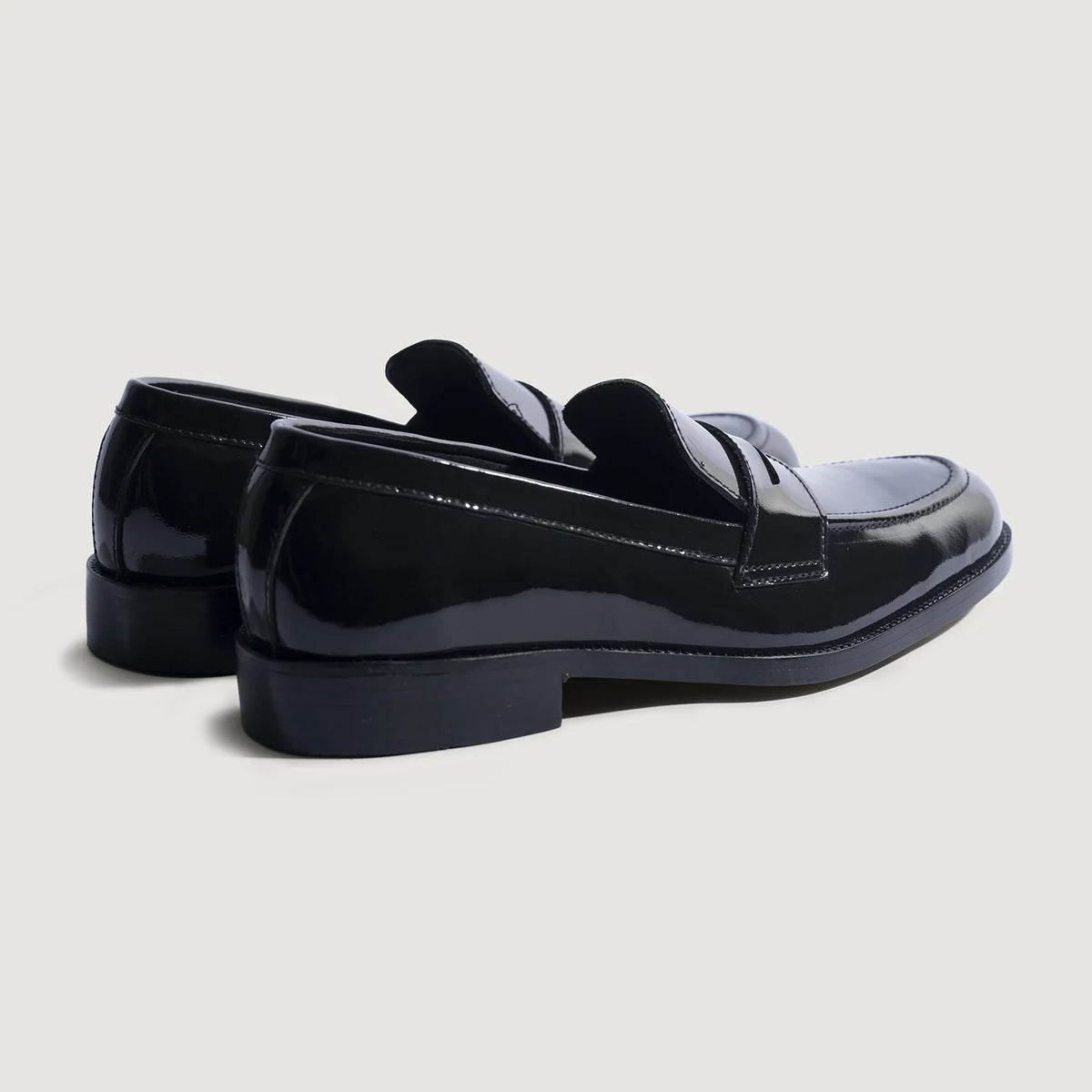 High-Traction Rubber Outsole & Lug Tread Pattern on Baxton Negro Patent Mocasines de cuero para Hombre For Men