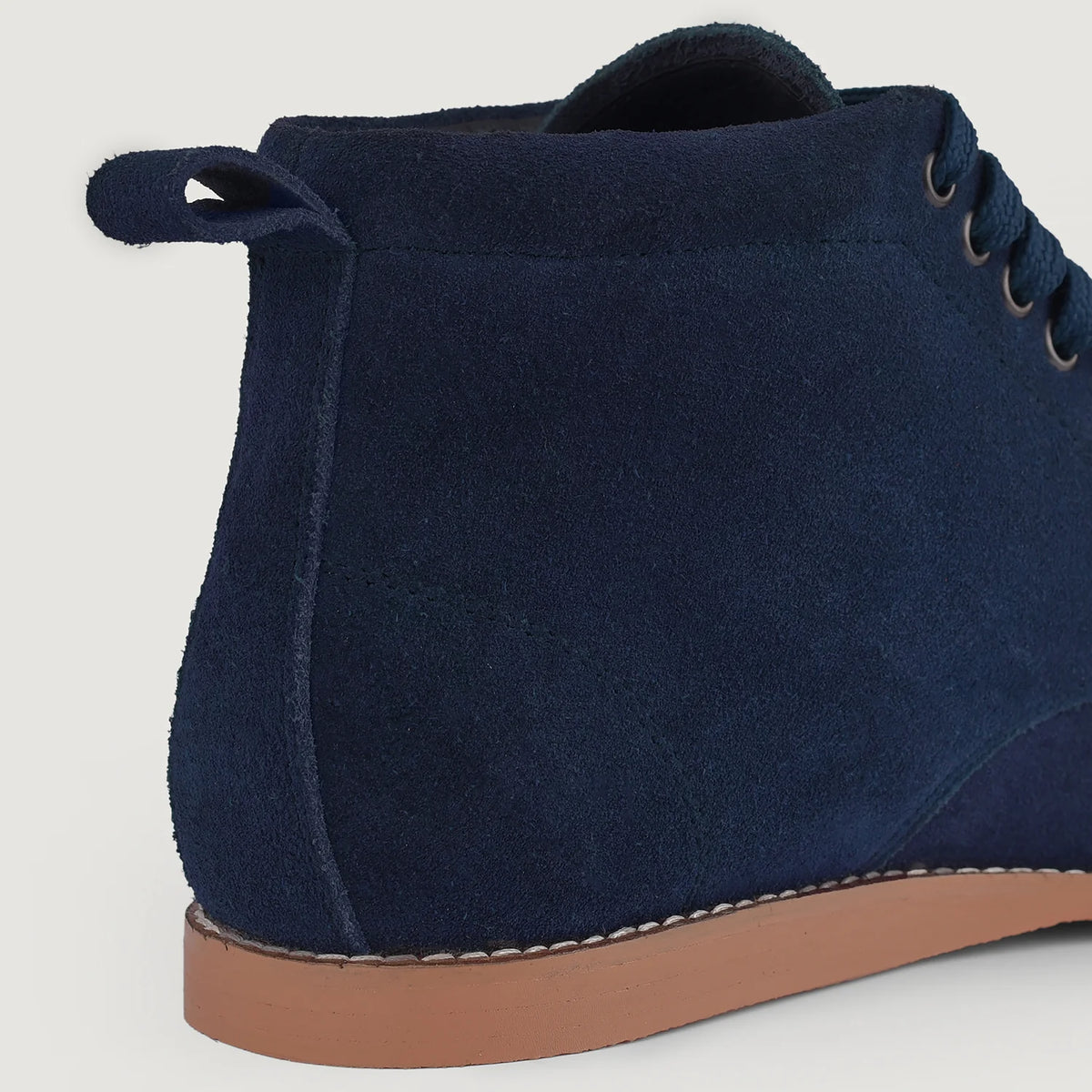 High-Traction Rubber Outsole & Lug Tread Pattern on Bearman Botas Moc Toe de ante azul para Hombre
