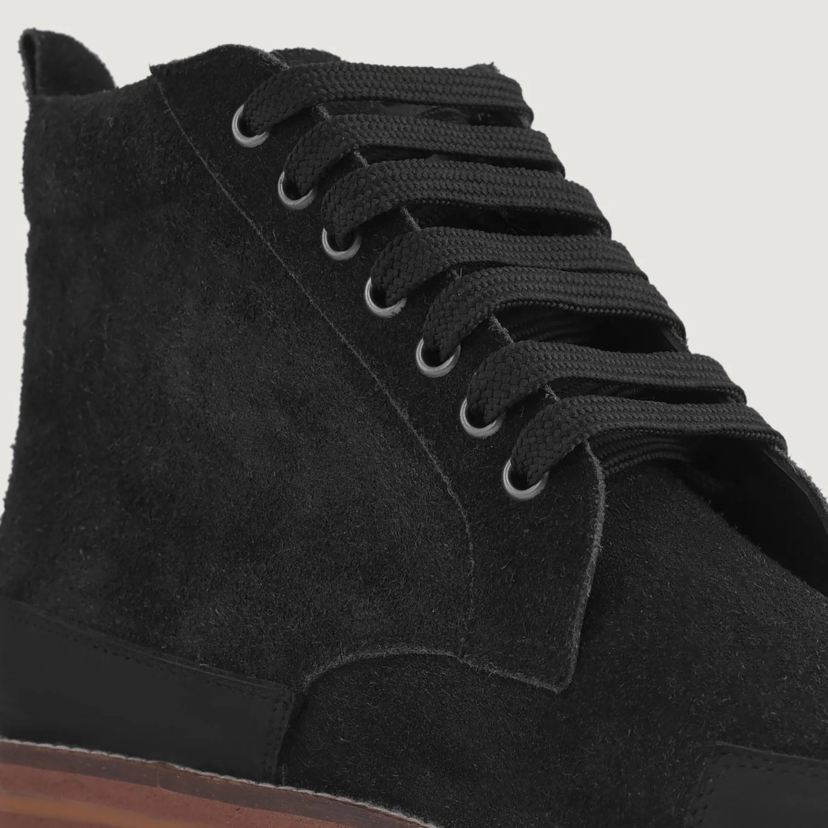 High-Traction Rubber Outsole & Lug Tread Pattern on Carnell Botas Moc Toe de ante negro para Hombre