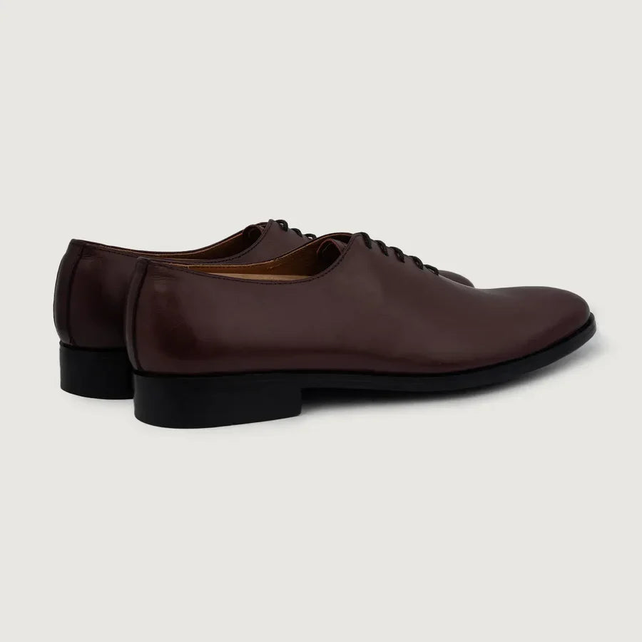 Vista de detalle of Classic Collar & Heavy-Duty Zipper Hardware on Director Wholecut Granate Zapatos de cuero para Hombre For Men