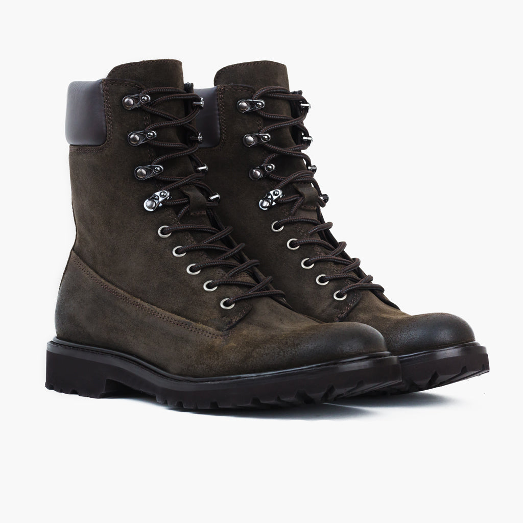 Explorer Verde Oliva Oscuro Suede Botas de cuero para Hombre in Olive Goatskin Suede - Vista de perfil | Comprar online