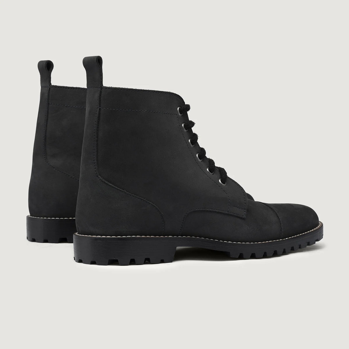 High-Traction Rubber Outsole & Lug Tread Pattern on Knight Derby Negro Mate Nubuck Botas de cuero - TerraGrip para Hombre