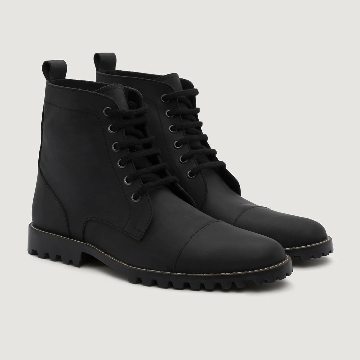 Knight Derby Matte Black Pullup Leather Boots TerraGrip For Men in Matte Black Full-Grain Leather - Vista de perfil | Comprar online