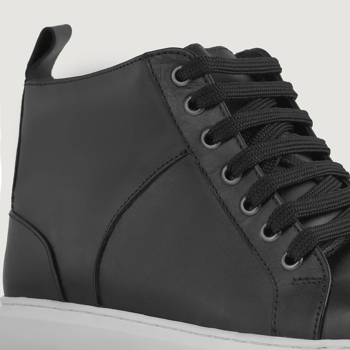 High-Traction Rubber Outsole & Lug Tread Pattern on Marty High Top Negro Zapatillas de cuero para Hombre