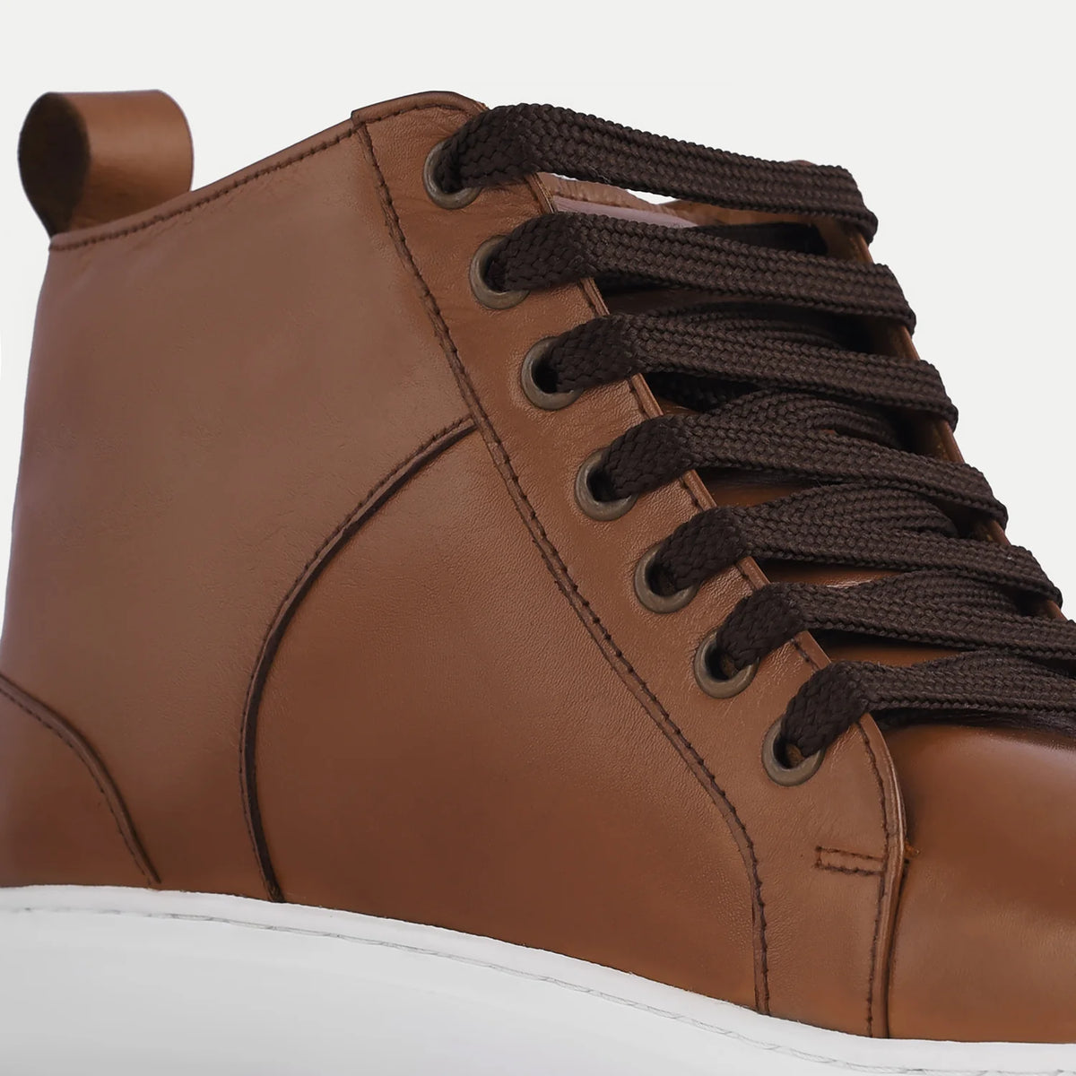 High-Traction Rubber Outsole & Lug Tread Pattern on Marty High Top Tostado Zapatillas de cuero para Hombre