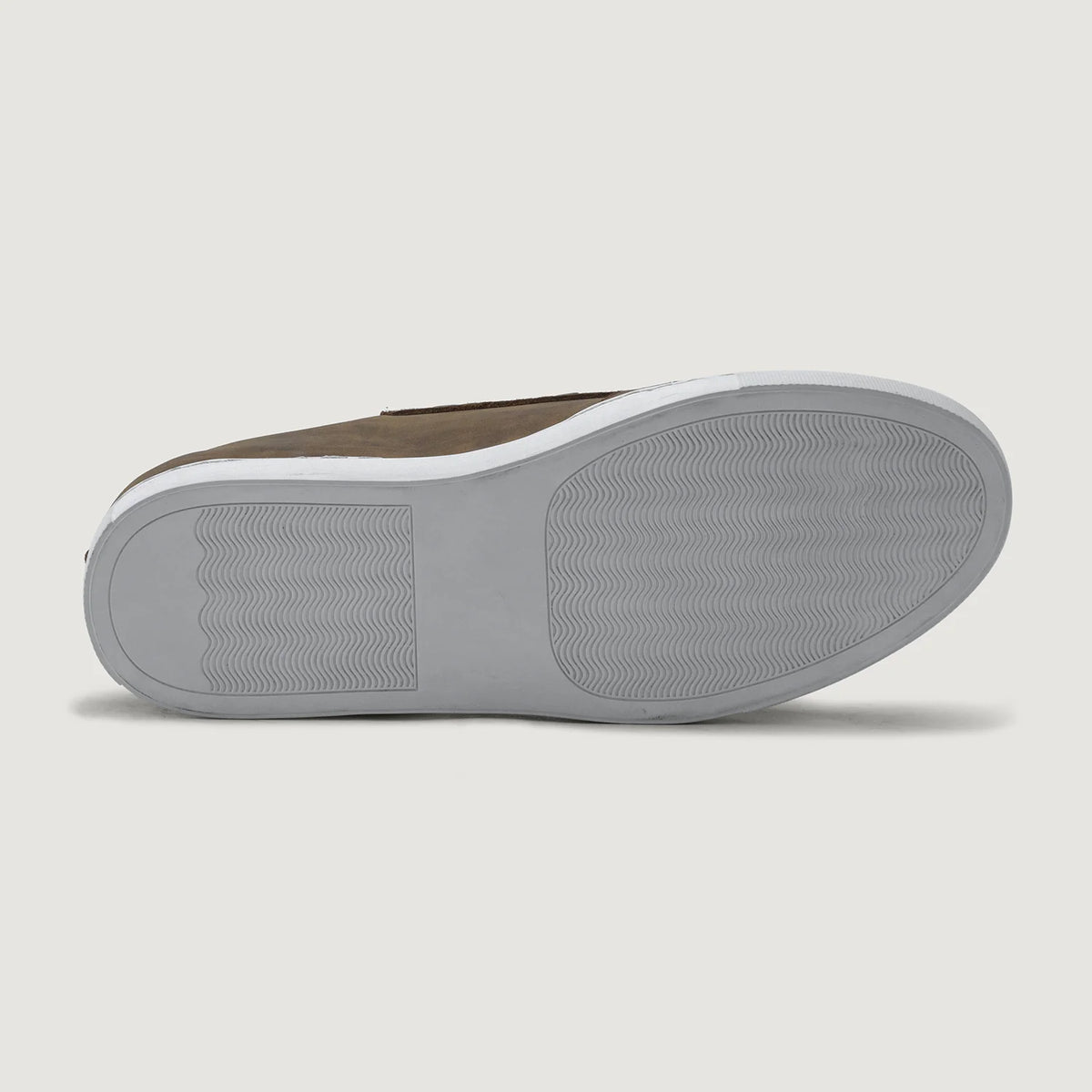 High-Traction Rubber Outsole & Lug Tread Pattern on Murphy Low Top Cobre Quemado Pullup Zapatillas de cuero para Hombre For Men