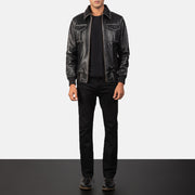 Men's Aaron Distressed Black Leather Bomber Jacket - Vista de perfil lateral con corte ergonómico de manga
