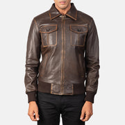 Men's Aaron Distressed Brown Leather Bomber Jacket - Vista de perfil lateral con corte ergonómico de manga