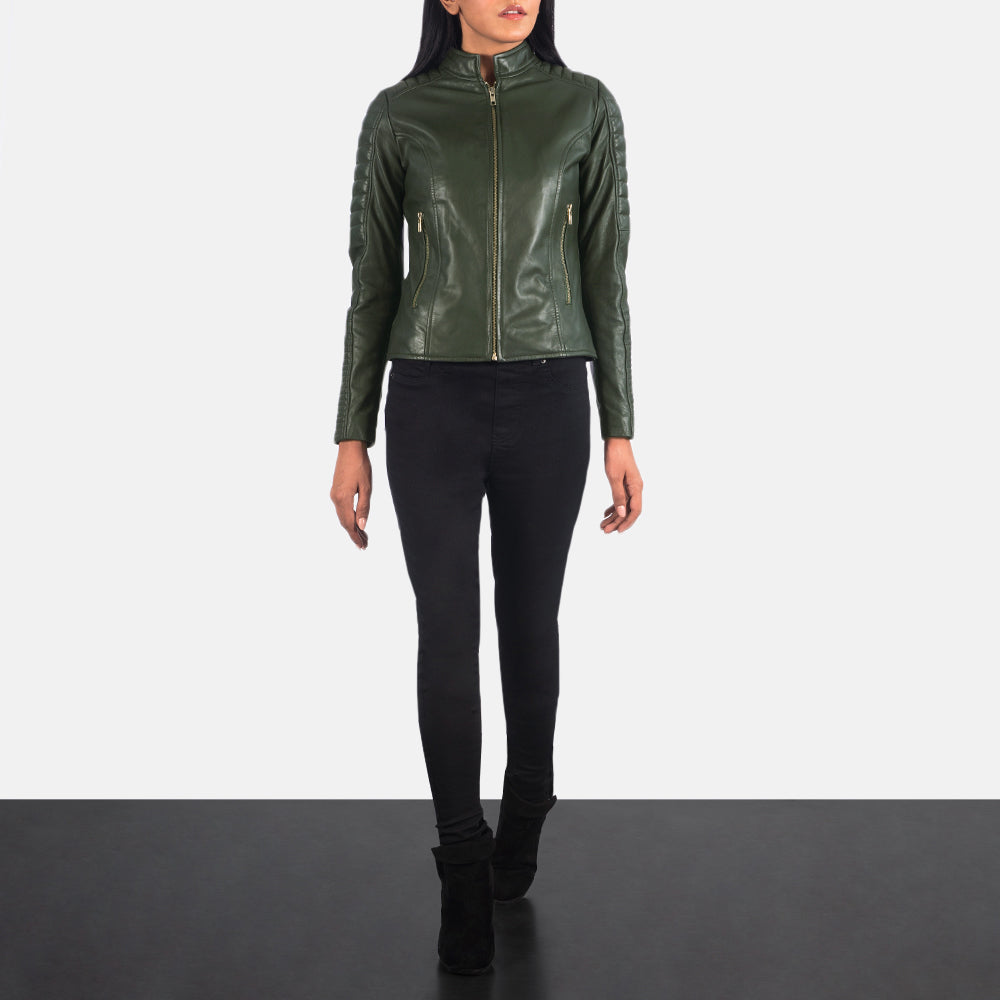 
Adalyn Acolchado Verde Chaqueta Biker de Cuero para Mujer - Vista lateral mostrando el corte ergonómico de mangas