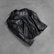 Styled Fit Perspective of Men's Adornica Negro Chaqueta Biker de Cuero para Hombre on Model - Natural Daylight Drape