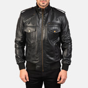 Detalle de cerca of High neck &amp; Zipper Hardware on Men's Agent Shadow Negro Cazadora Bomber de Cuero para Hombre