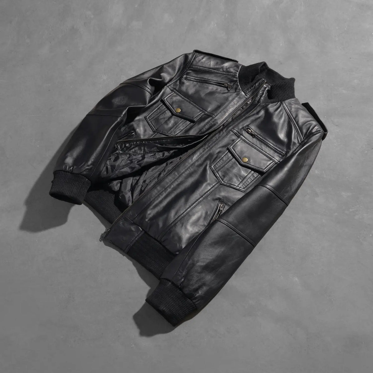 Styled Fit Perspective of Men's Agent Shadow Negro Cazadora Bomber de Cuero para Hombre on Model - Natural Daylight Drape