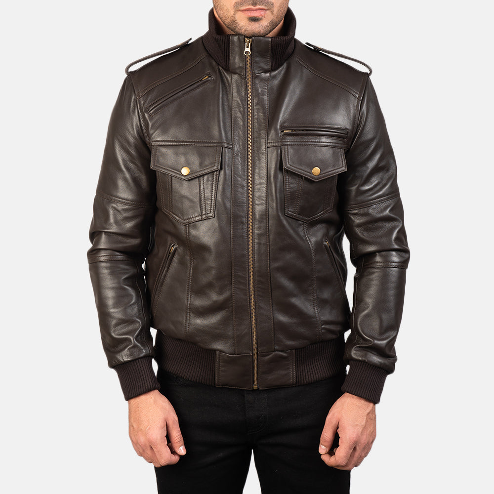 Detalle de cerca of High neck &amp; Zipper Hardware on Men's Agent Shadow Marrón Cazadora Bomber de Cuero para Hombre
