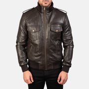 Detalle de cerca of High neck &amp; Zipper Hardware on Men's Agent Shadow Marrón Cazadora Bomber de Cuero para Hombre