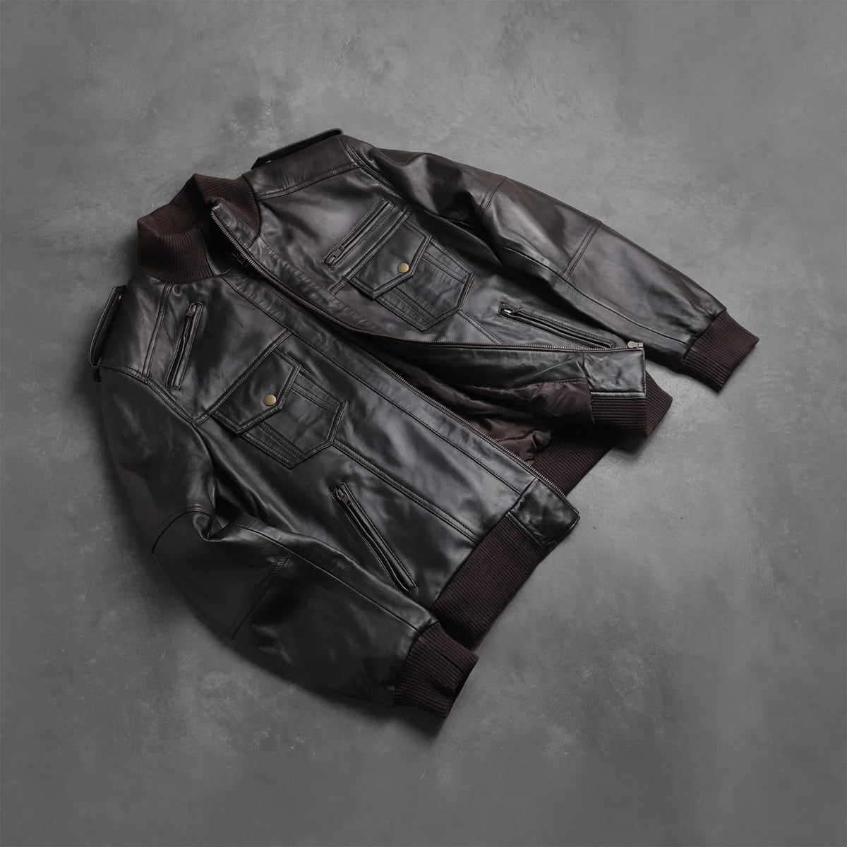 Rib knit &amp; Hem Craftsmanship Construction Detail on Men's Agent Shadow Marrón Cazadora Bomber de Cuero para Hombre