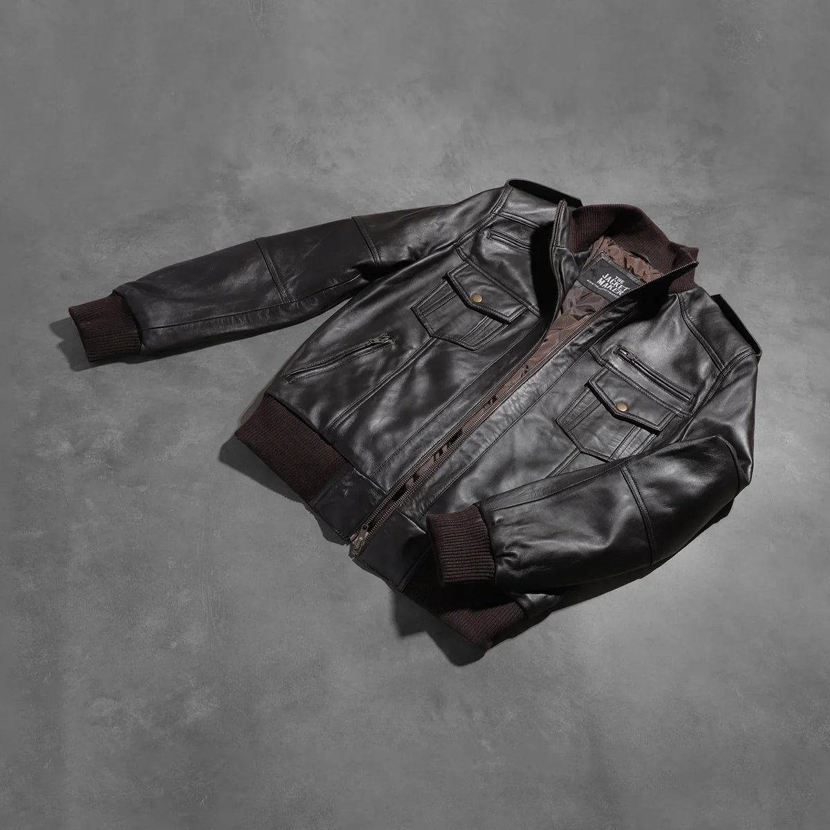 Styled Fit Perspective of Men's Agent Shadow Marrón Cazadora Bomber de Cuero para Hombre on Model - Natural Daylight Drape