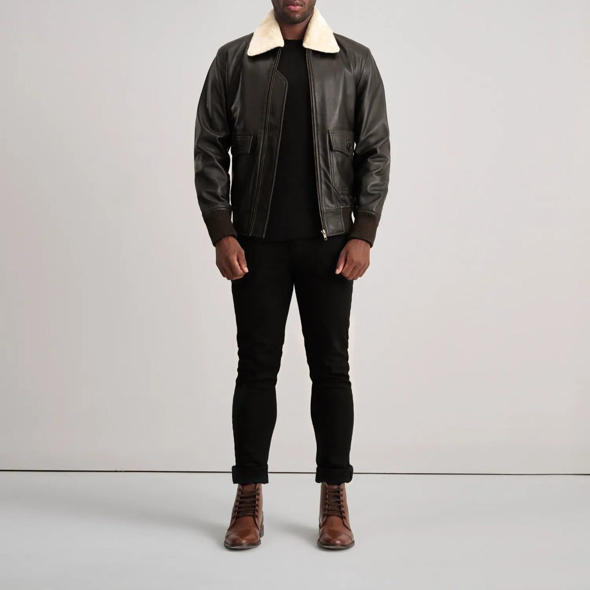 
Airin G-1 Marrón & Cream Chaqueta Bomber de Cuero para Hombre - Vista lateral mostrando el corte ergonómico de mangas