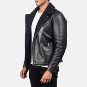 
Black Sheepskin Leather Biker Jacket - Vista posterior con hombros definidos y bajo impecable