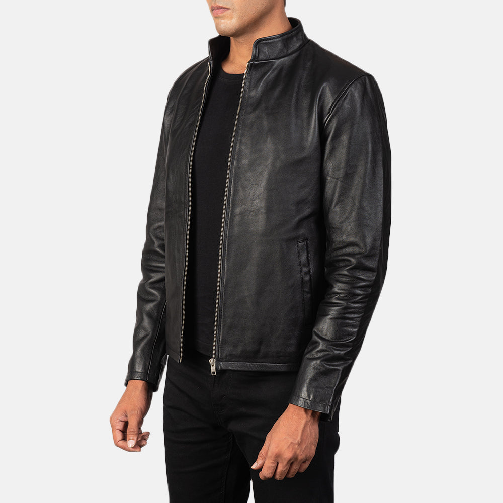 
Black Cowhide Leather Biker Jacket - Vista posterior con hombros definidos y bajo impecable