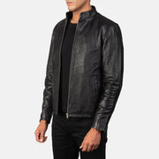 
Black Cowhide Leather Biker Jacket - Vista posterior con hombros definidos y bajo impecable