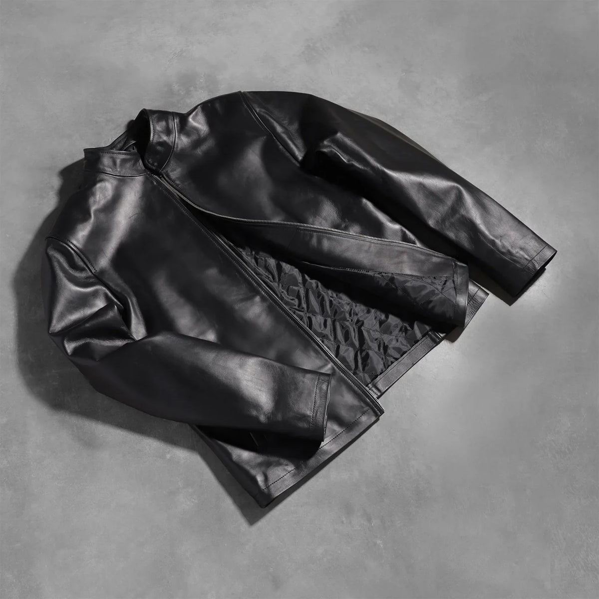 
Perspectiva del modelo vistiendo Alex Black Leather Biker Jacket en modelo con caída natural bajo luz de día