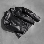
Perspectiva del modelo vistiendo Alex Black Leather Biker Jacket en modelo con caída natural bajo luz de día
