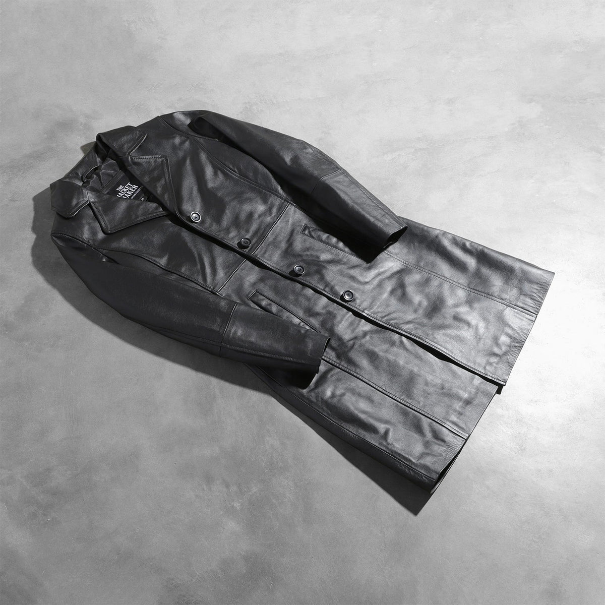 Open Hem &amp; Hem Craftsmanship Construction Detail on Women's Alexis Negro Single Breasted Abrigo de Cuero para Mujer