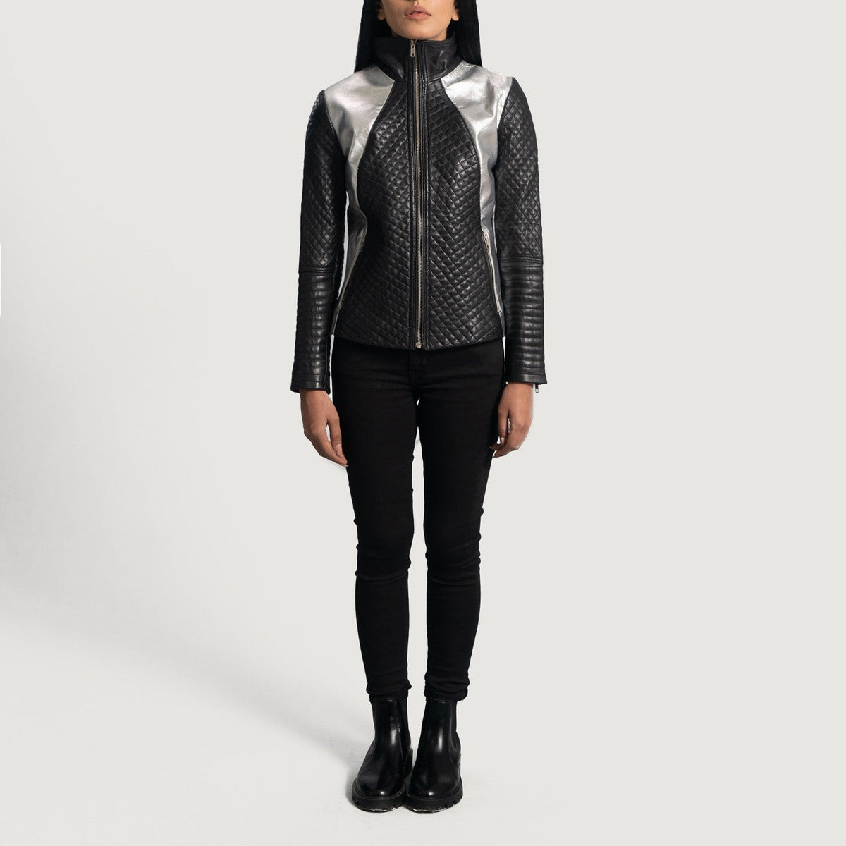 Detalle de cerca of High Neck &amp; Zipper Hardware on Women's Alia Metallic Negro Chaqueta Biker de Cuero para Mujer