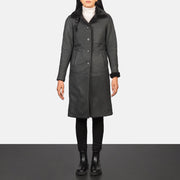 Women's Alina Shearling Negro Abrigo de Cuero para Mujer - Vista de perfil lateral con corte ergonómico de manga