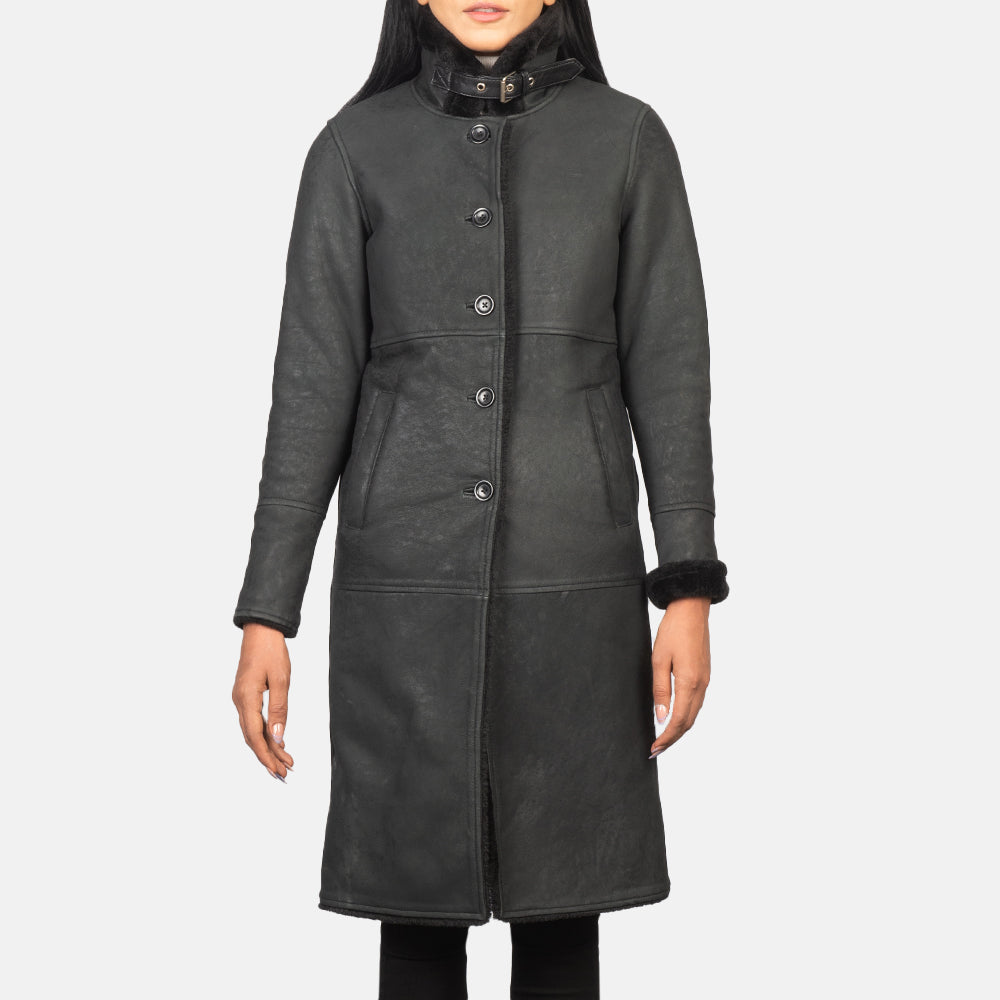 Detalle de cerca of Buckled Collar &amp; Button Hardware on Women's Alina Shearling Negro Abrigo de Cuero para Mujer