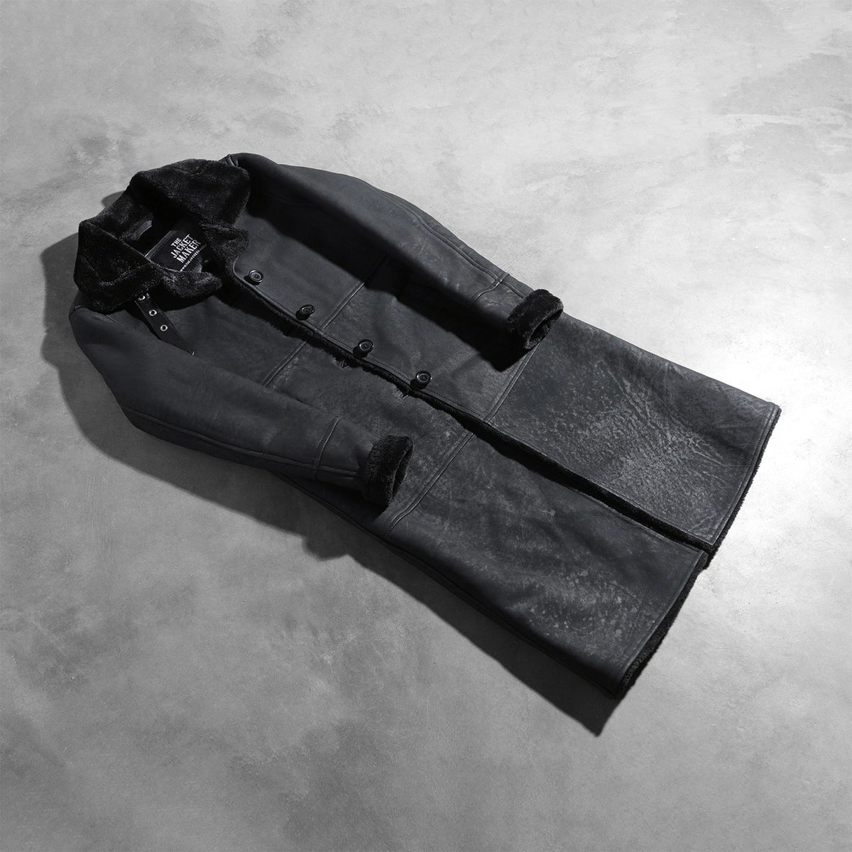 Open Hem &amp; Hem Craftsmanship Construction Detail on Women's Alina Shearling Negro Abrigo de Cuero para Mujer